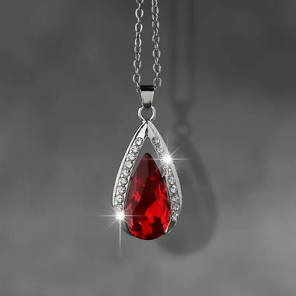 Klára – Colgante con corazón de rubí.
