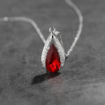 Klára – Colgante con corazón de rubí.