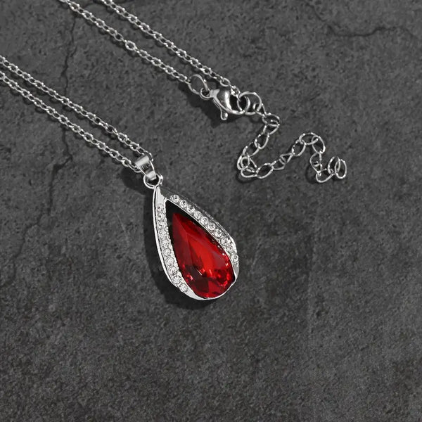 Klára – Colgante con corazón de rubí.