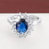 Karolína – Anillo dorado con zafiro floral.