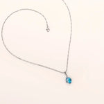 Evelína – Colgante en forma de gota con un brillante zafiro azul.