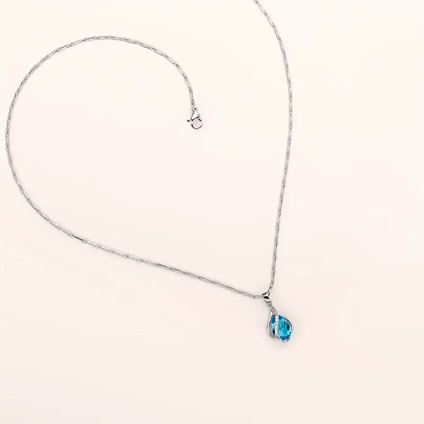 Evelína – Teardrop pendant with sapphire.
