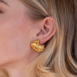Anneliese – Pendientes dorados en forma de concha.
