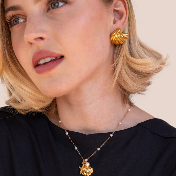 Anneliese – Pendientes dorados en forma de concha.