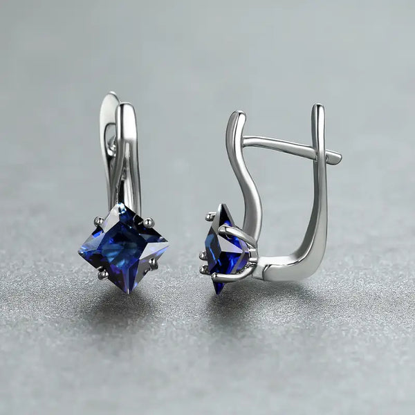 Lívia – Pendientes colgantes con zafiro facetado.