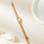 Selina – Reloj dorado con diseño ovalado.
