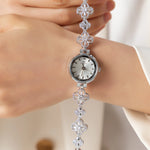 Elina – Reloj dorado con pulsera de inspiración floral.