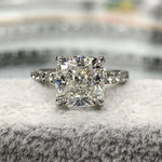 Iris – Anillo de diamante con piedra ovalada.