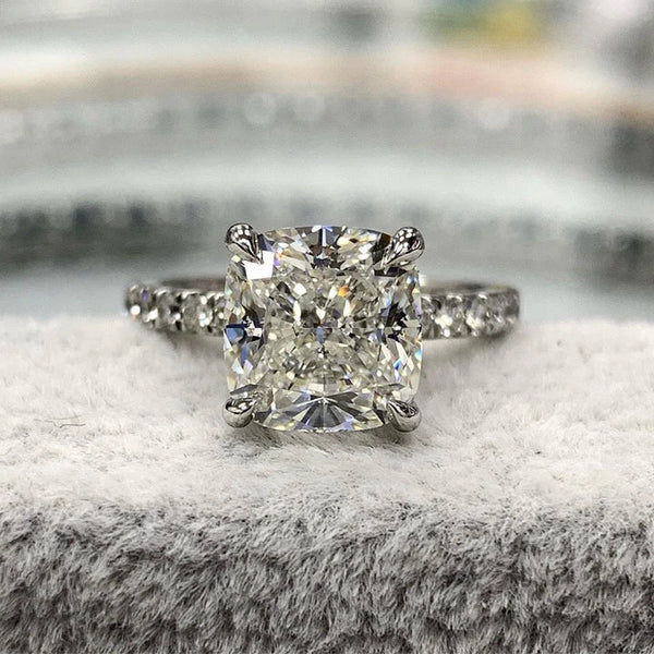 Iris – Anillo de diamante con piedra ovalada.