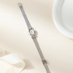 Selina – Reloj dorado con diseño ovalado.