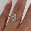Clarissa – Anillo de diamante con corte de gota en acabado dorado.