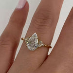 Clarissa – Anillo de diamante con corte de gota en acabado dorado.