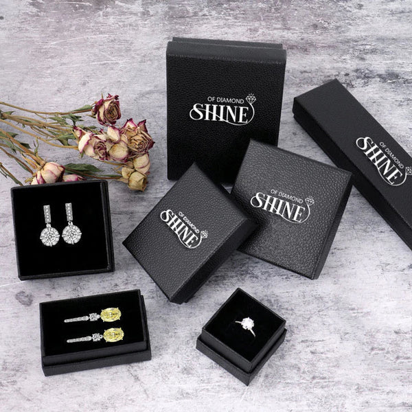 Clarissa – Anillo de diamante con corte de gota en acabado dorado.