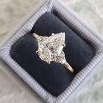 Clarissa – Anillo de diamante con corte de gota en acabado dorado.