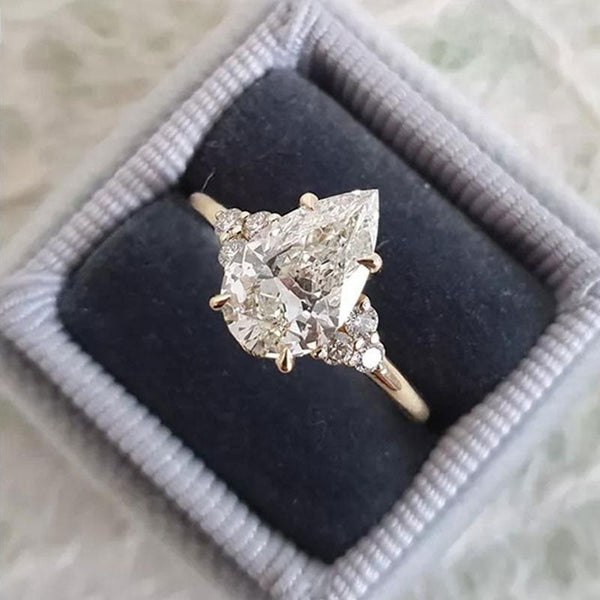 Clarissa – Anillo de diamante con corte de gota en acabado dorado.