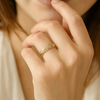 Anillo floral dorado inspirado en la antigüedad