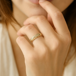 Anillo floral dorado inspirado en la antigüedad