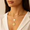 Sophie – Collar de plata de múltiples capas con formas de colgante discretas.