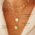 Sophie – Collar de plata de múltiples capas con formas de colgante discretas.