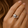 Karolína - Anillo Vintage Irregular de Zirconio en Oro y Plata