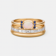 Tereza – Anillo dorado delicado con ópalo brillante y contornos claros.