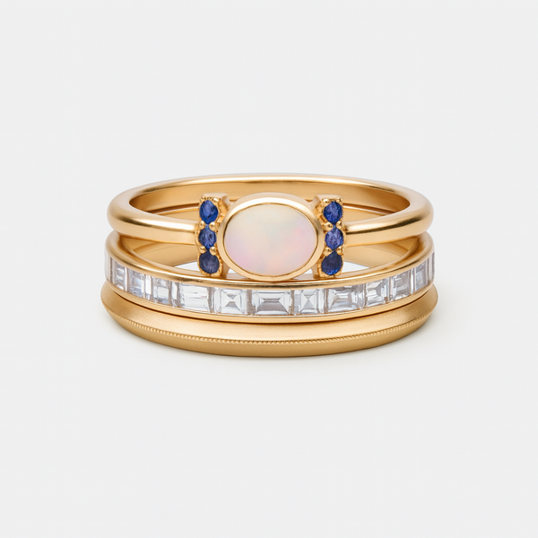 Tereza – Anillo dorado delicado con ópalo brillante y contornos claros.
