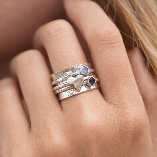 Anillo de Plata con Corazón Rotatorio Elegante