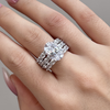 Greta – Anillo de diamante plateado con ornamento.