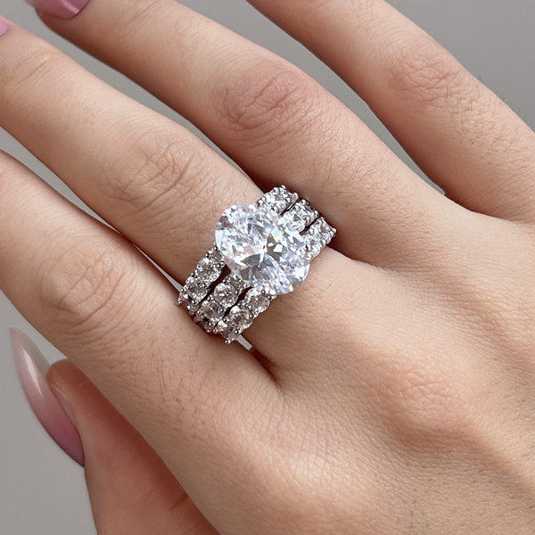 Greta – Anillo de diamante plateado con ornamento.