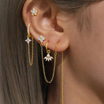 Clarissa – Pendientes de oro con forma cuadrada delicada.