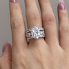 Greta – Anillo de diamante plateado con ornamento.
