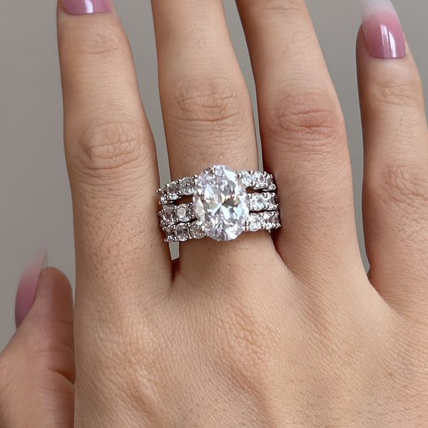 Greta – Anillo de diamante plateado con ornamento.