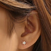 Clarissa – Pendientes de oro con forma cuadrada delicada.