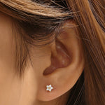 Clarissa – Pendientes de oro con forma cuadrada delicada.