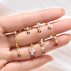 Selina – Pendientes de oro delicados con detalle móvil.