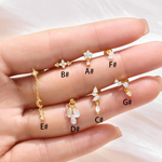 Selina – Pendientes de oro delicados con detalle móvil.
