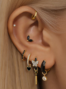Theresia – Gold earrings with a gentle curve.