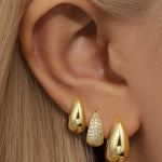 Rosalie – Pendientes dorados suaves con estructura curva.