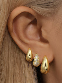 Rosalie – Soft gold earrings with a curved structure.