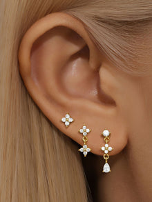 Anika – Golden earrings with subtle movement.