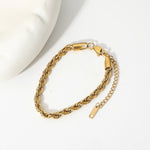 Lena – Pulsera dorada con delicada estructura de cordón