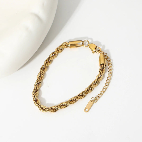 Lena – Pulsera dorada con una delicada estructura de cordón