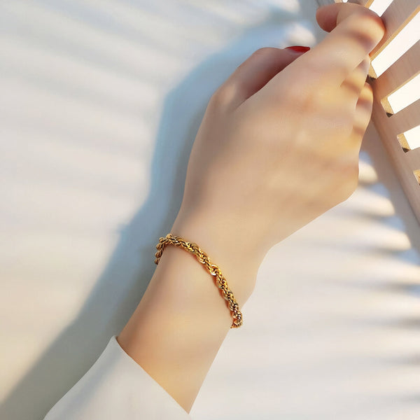 Lena – Pulsera dorada con una delicada estructura de cordón