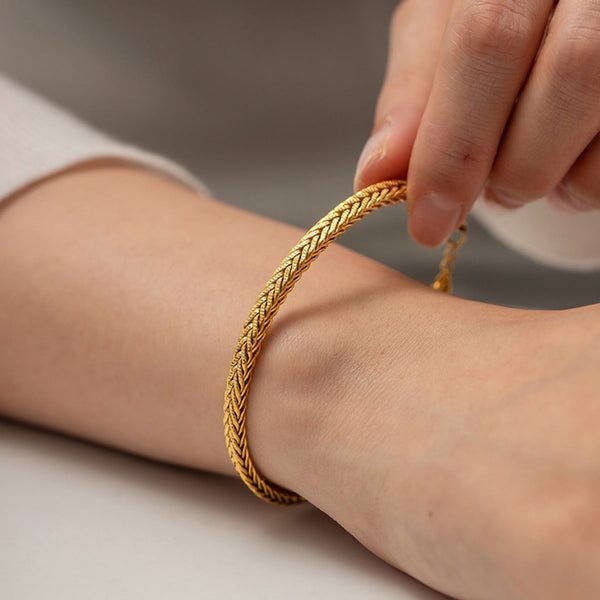 Kateřina – Pulsera de oro delicada con diseño simple.