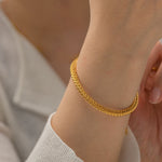 Kateřina – Pulsera de oro delicada con un diseño sencillo.