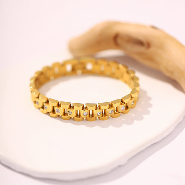 Amira – Pulsera dorada con estructura de eslabones gruesos.