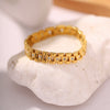 Amira – Pulsera dorada con estructura de eslabones gruesos.