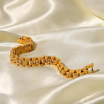 Amira – Pulsera dorada con estructura de eslabones gruesos.