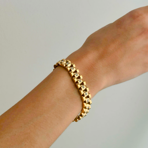 Amira – Pulsera dorada con estructura de eslabones gruesos.