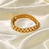 Amira – Pulsera dorada con estructura de eslabones gruesos.